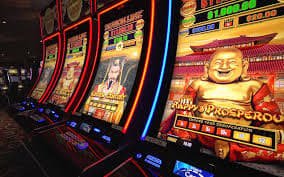Tampilan studio Lightning Dice dengan dealer langsung dan tiga dadu di uerotogel